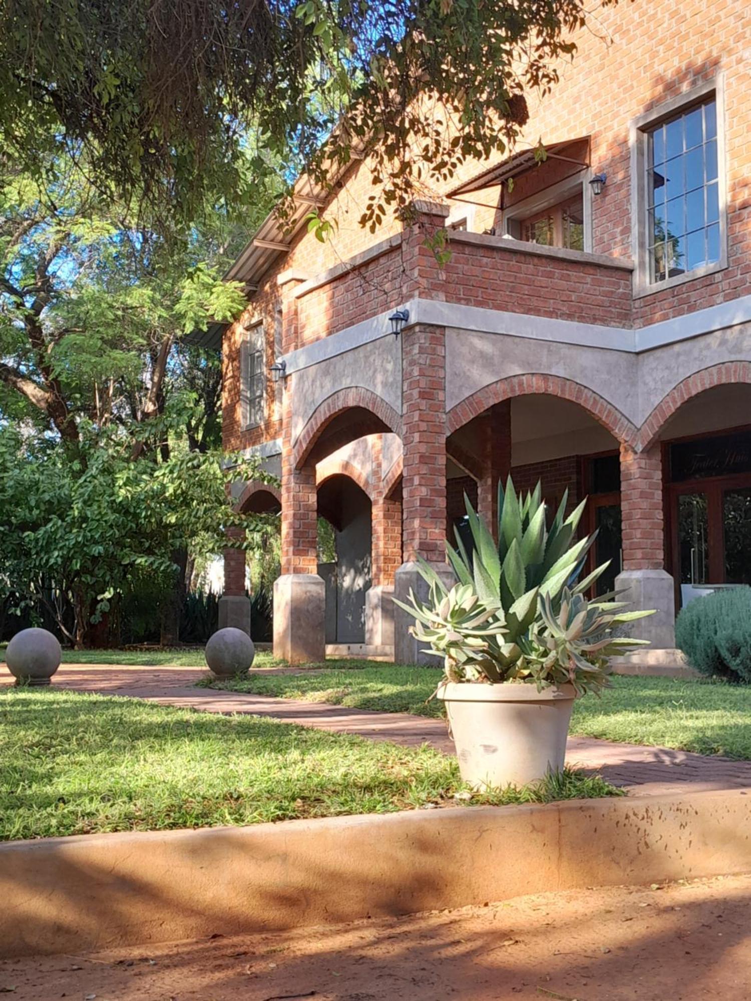 Tsumeb Theater Guesthouse Exteriör bild